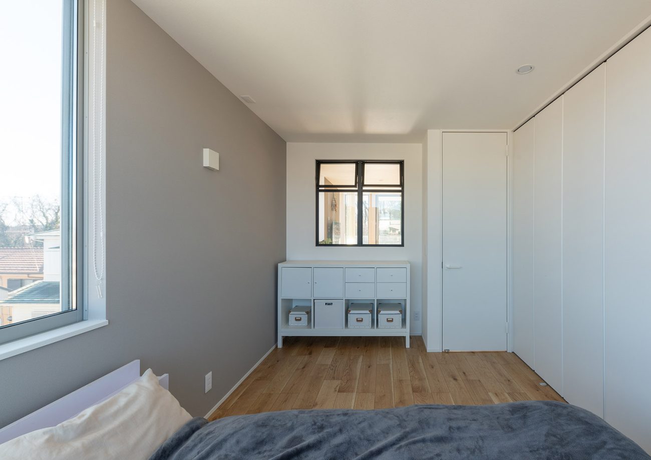 小さな収納棚や室内窓があるシンプルな寝室・デザイン住宅 注文住宅・デザイン住宅建築実例_『CASE775 二色の陽射し』_寝室