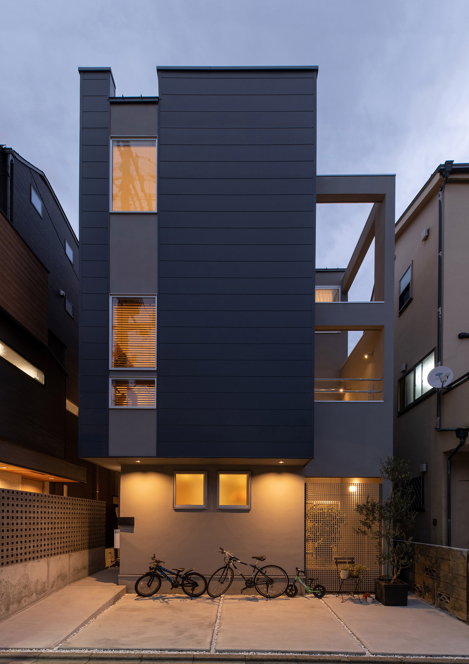 コンクリートの駐車スペースがあるシンプルな外観・デザイン住宅 注文住宅・デザイン住宅建築実例_『CASE758 Cool&Pretty』_外観