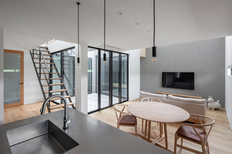 中庭を介して家族のつながりを感じられる、開放感あふれるLDK