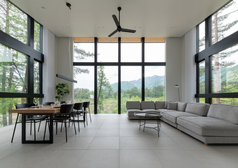 景観を活かした日当たりの良い二階建てのリビングダイニング