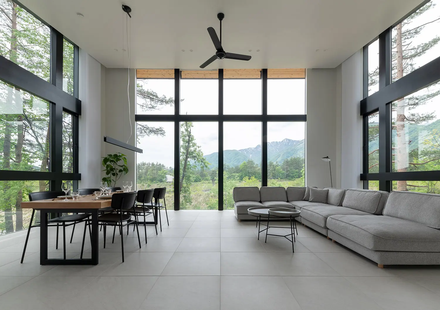 木々に囲まれた景色に溶け込む注文住宅のリビング
