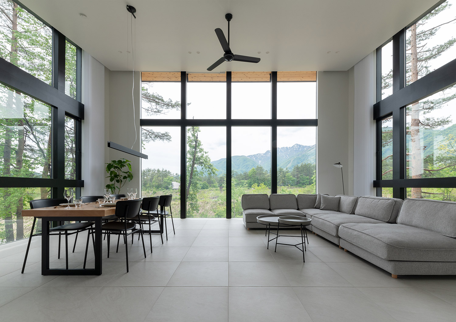 窓の外の緑をデザインに取り込んだ2階リビング