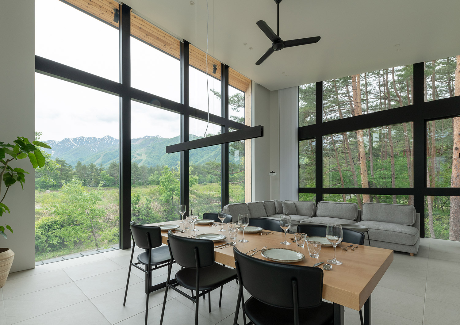 緑の山々を眺める2階リビング