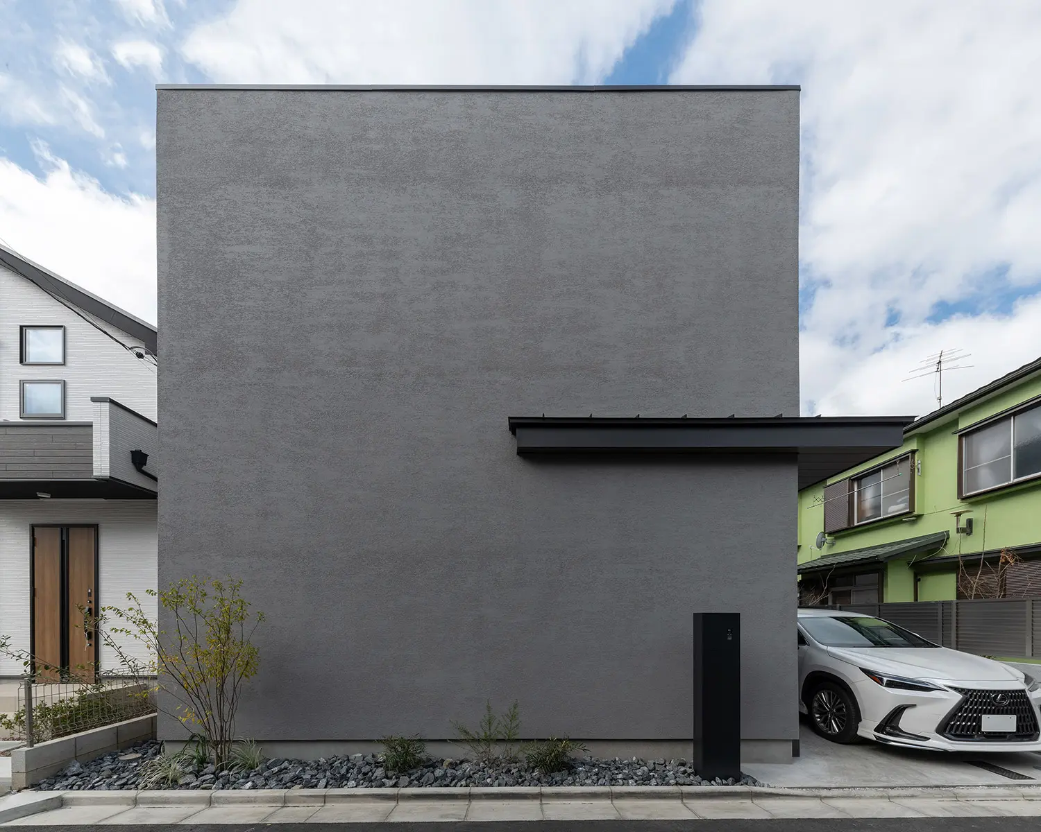 端正な印象を持たせる四角い家