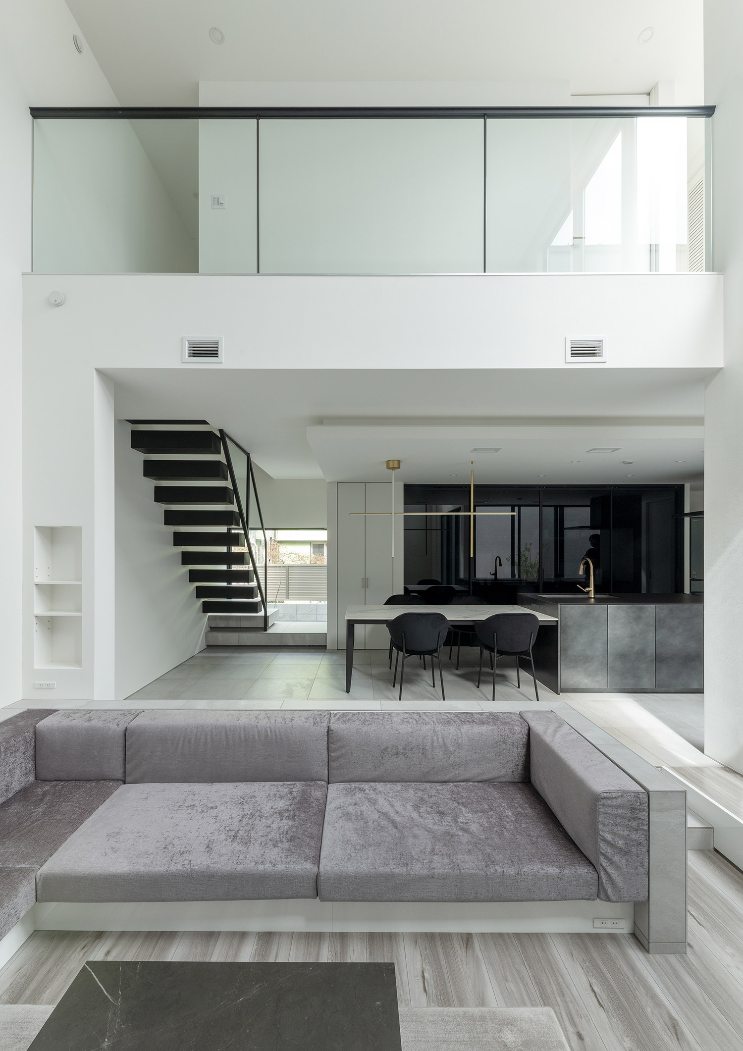 吹き抜け×リビング階段でさらに開放的に