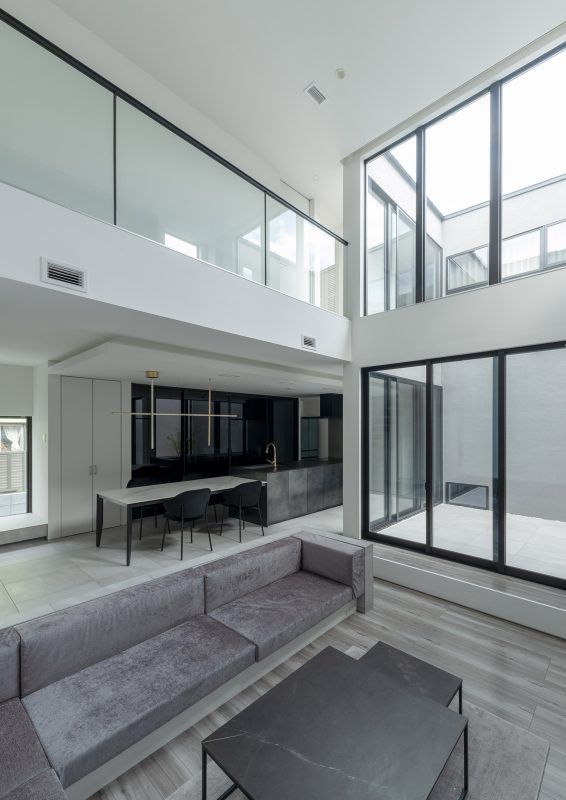 優しい木漏れ日のような癒し空間を演出してくれる中庭