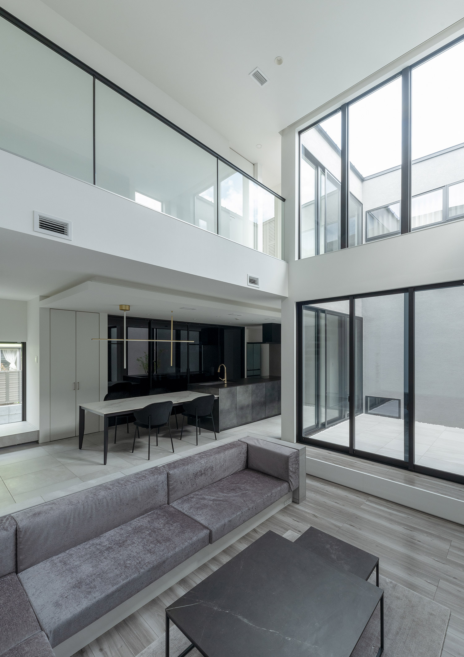 上下の空間をつないだ自然と会話が生まれるリビング