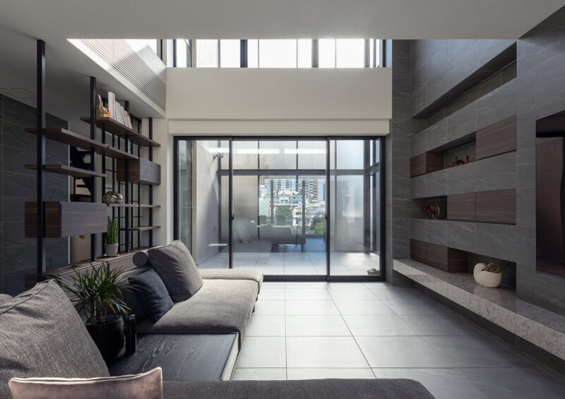 大きな窓から自然光が入るリビング