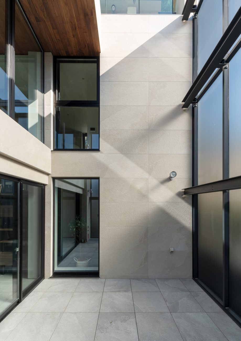 デザイン住宅建築実例_テラス・バルコニー・注文住宅『CASE781 天地を紡ぐ家』の建築実例・施⼯例の写真