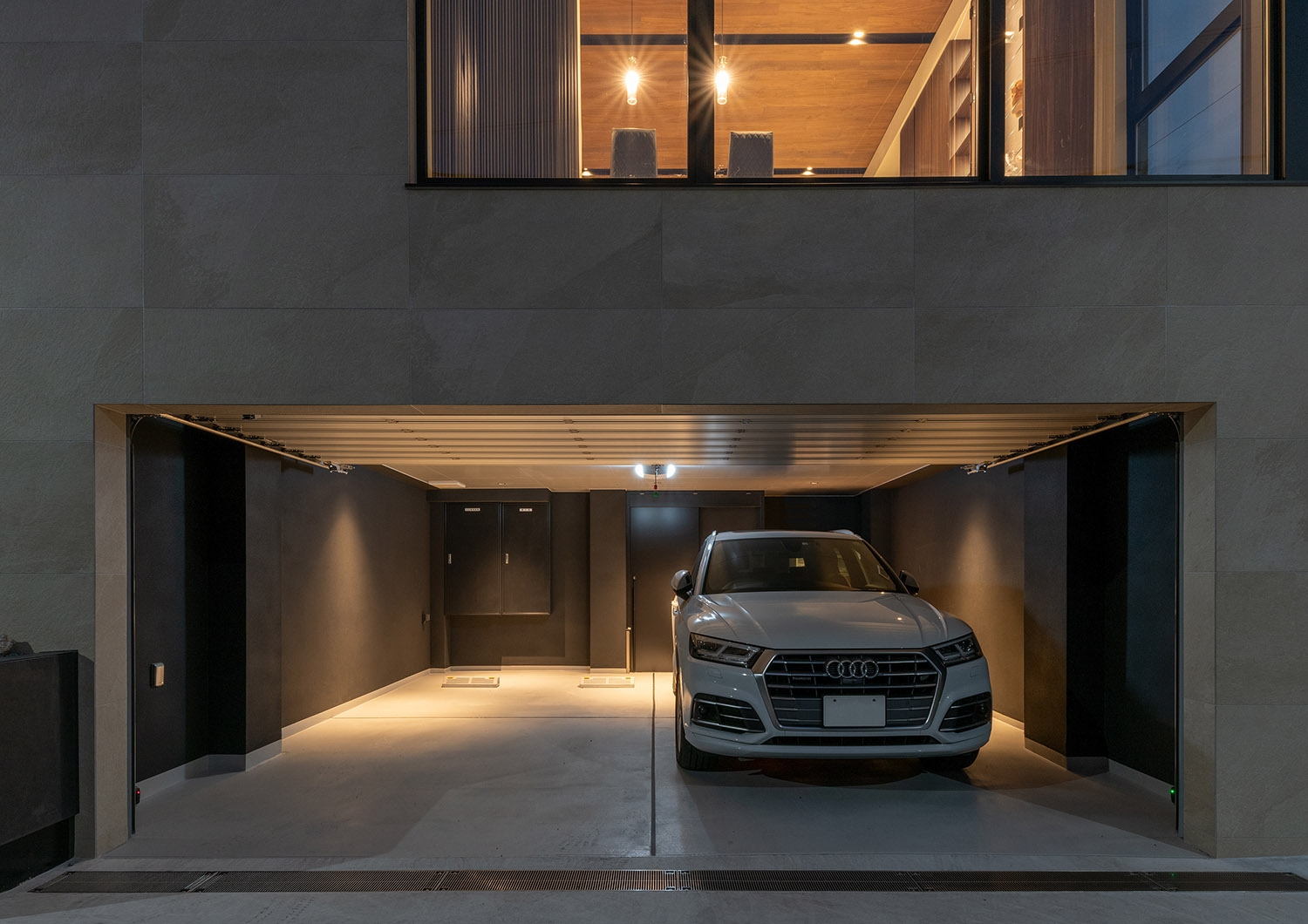 建物と一体化したビルトインガレージが美しく佇む外観デザイン