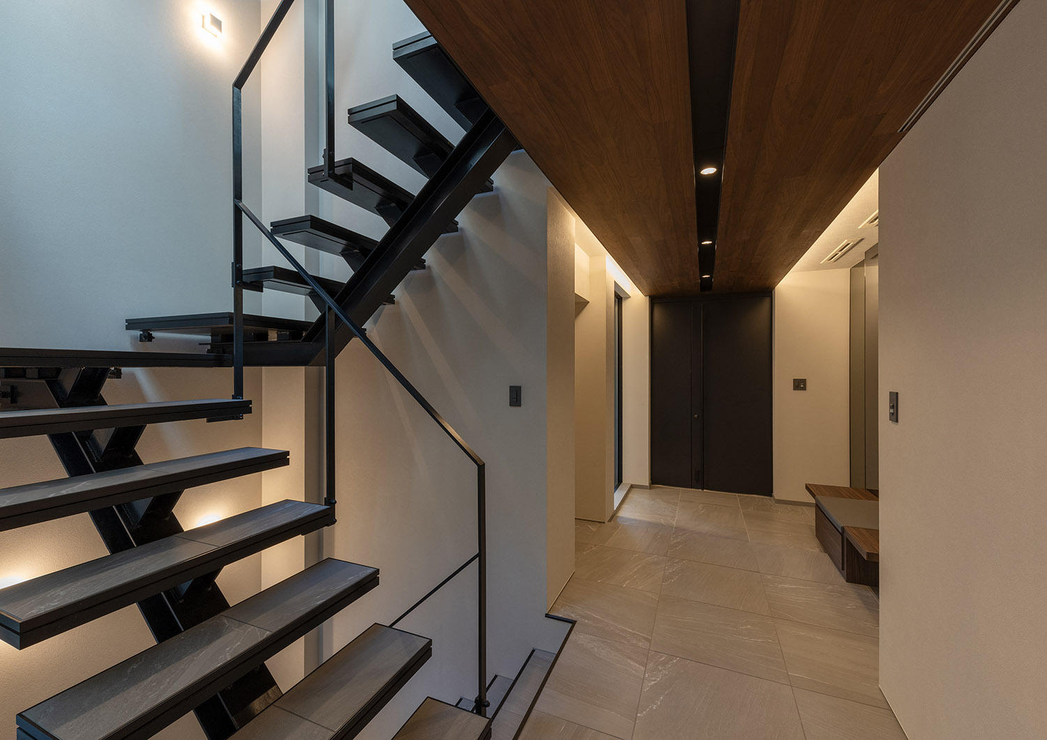 デザイン住宅建築実例_玄関・注文住宅『CASE781 天地を紡ぐ家』の建築実例・施⼯例の写真