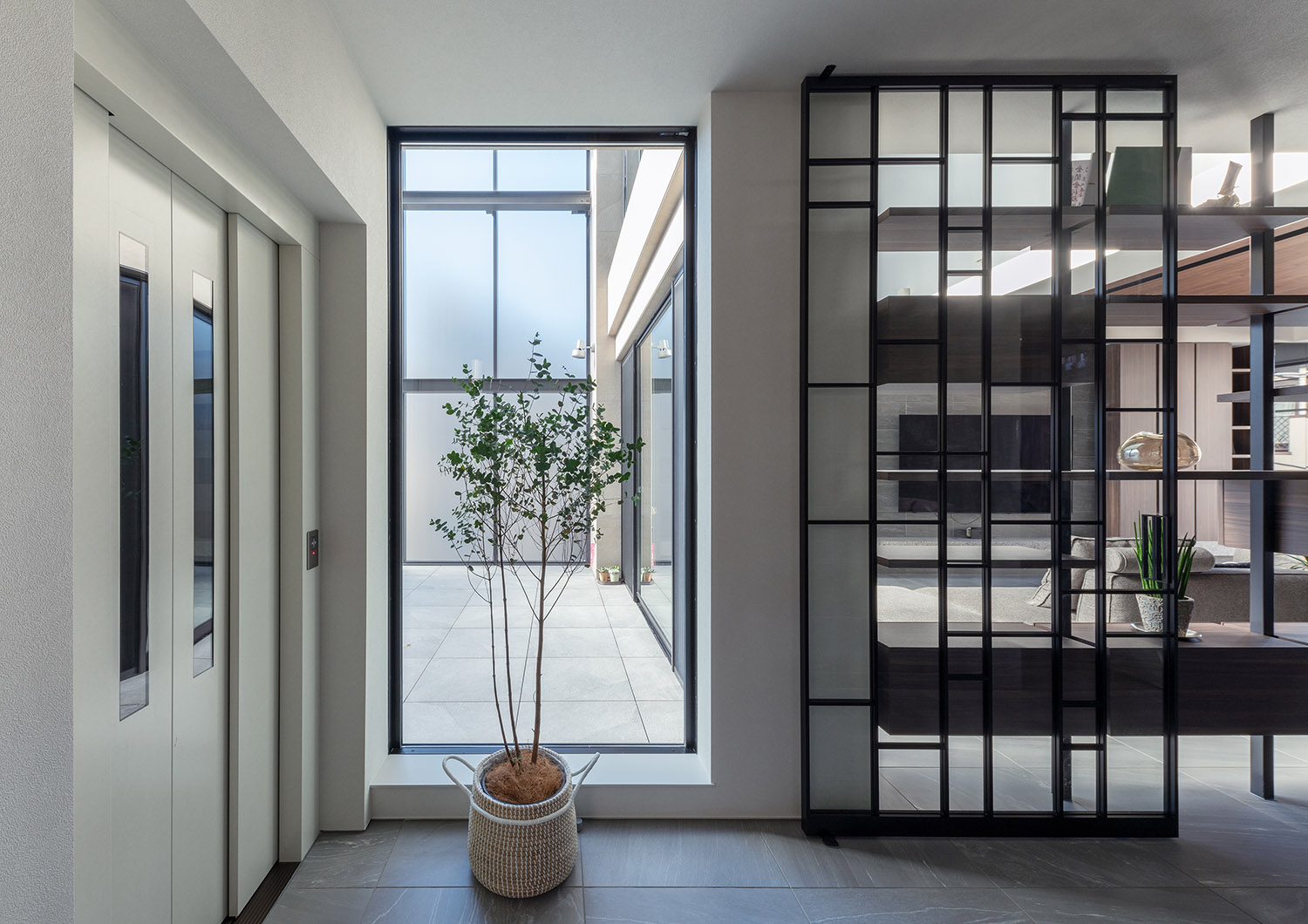 デザイン住宅建築実例_廊下・注文住宅『CASE781 天地を紡ぐ家』の建築実例・施⼯例の写真