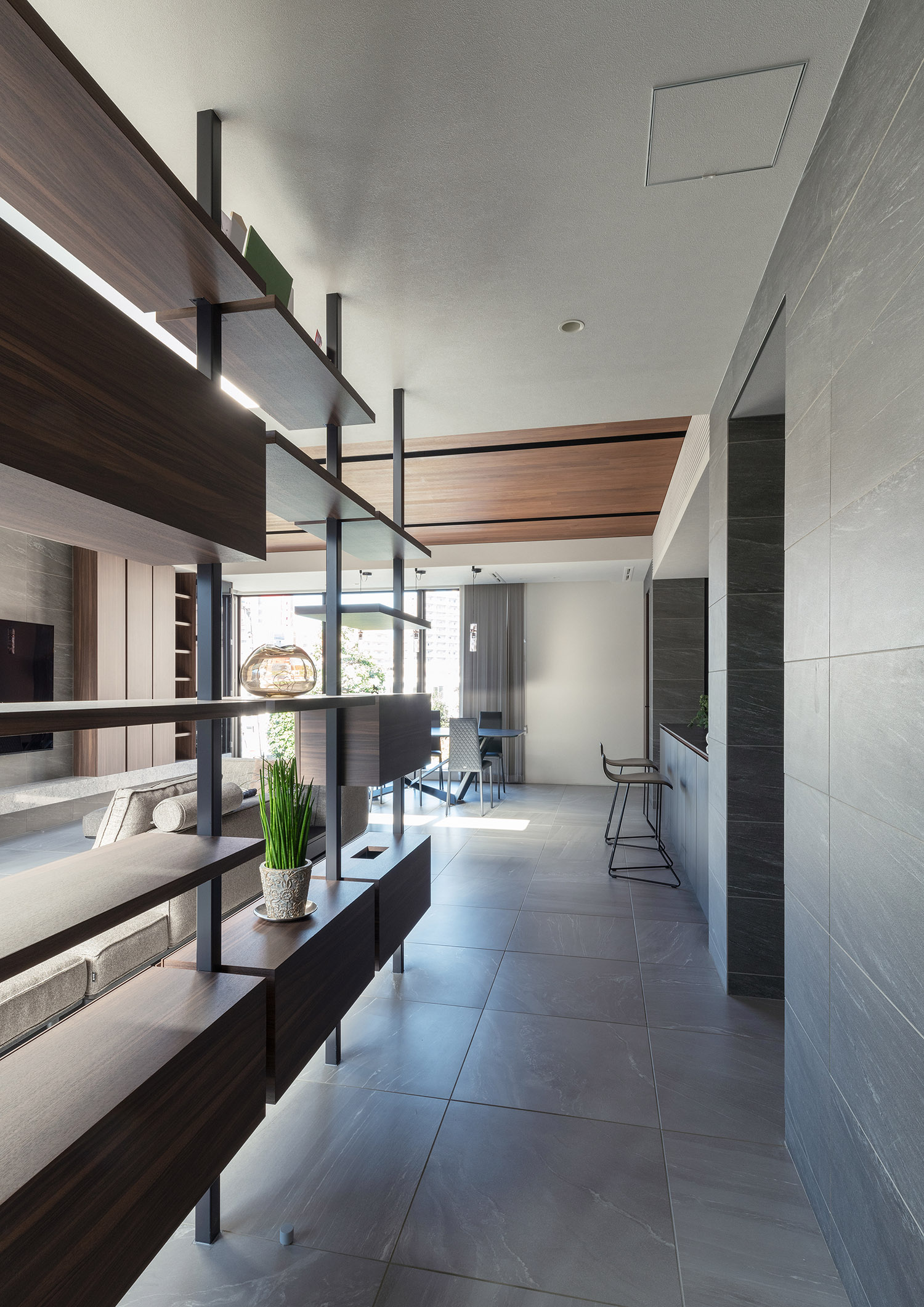 デザイン住宅建築実例_廊下・注文住宅『CASE781 天地を紡ぐ家』の建築実例・施⼯例の写真