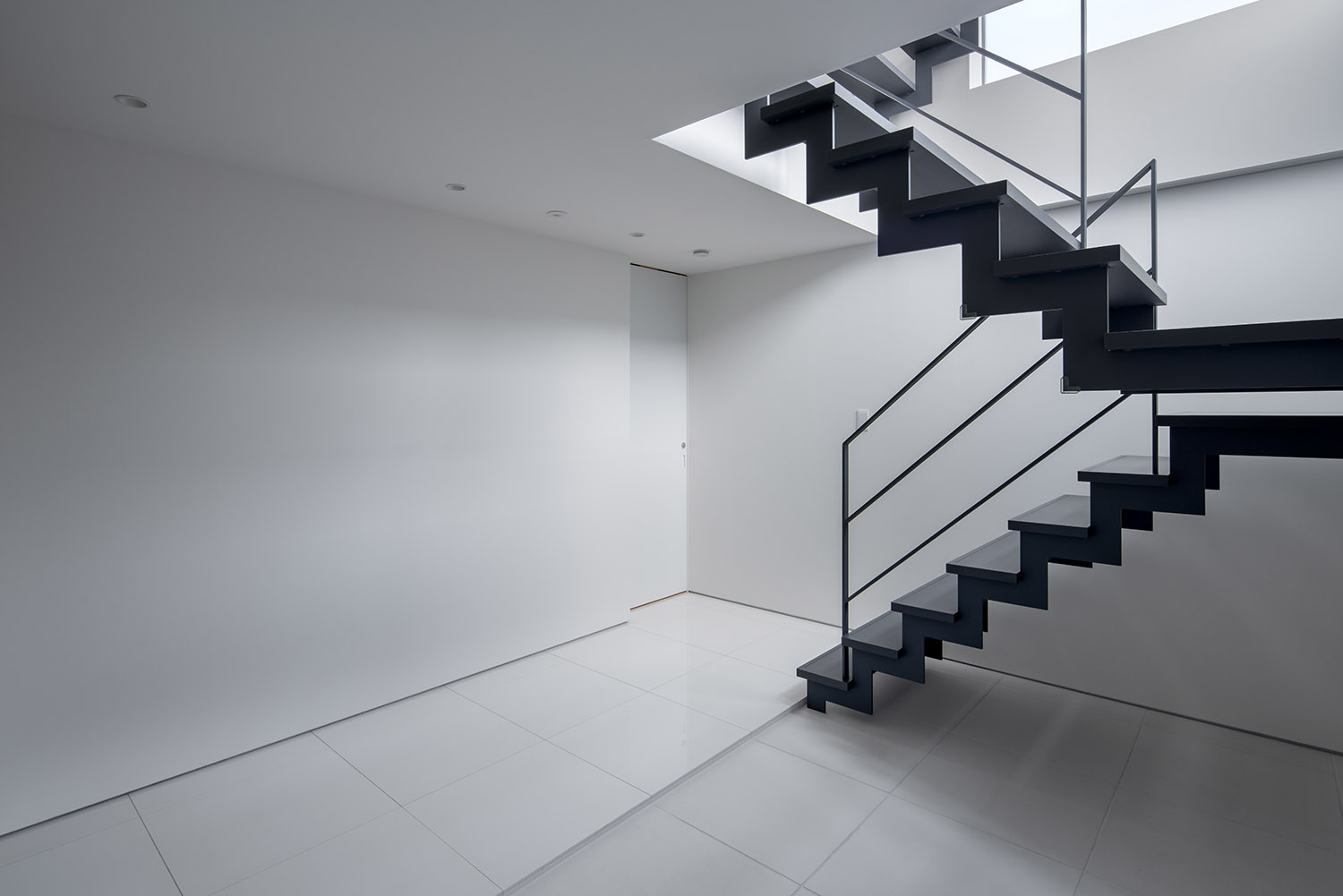 玄関から2階リビングへとつなぐ階段