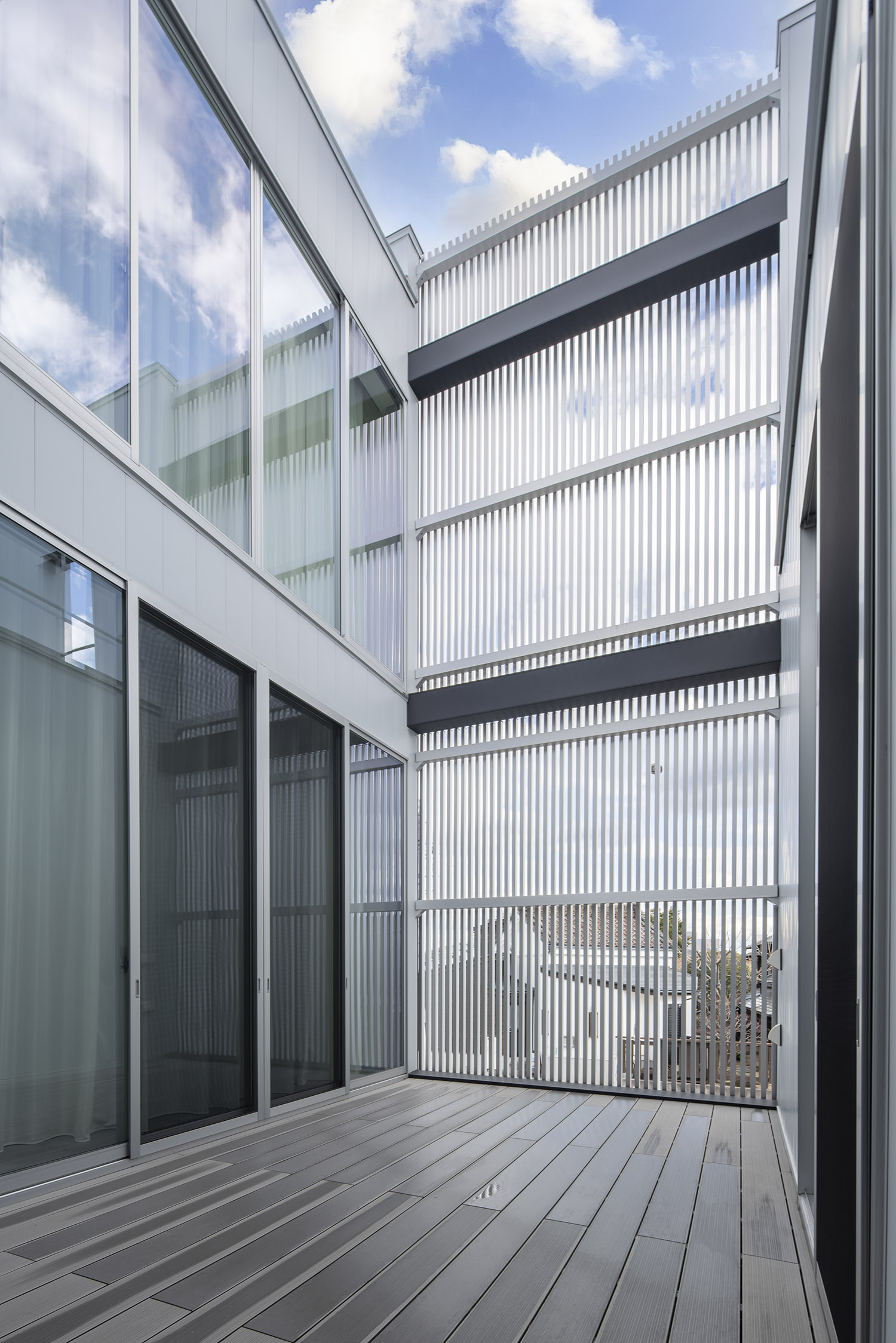 目隠しのルーバーがデザインのアクセントに