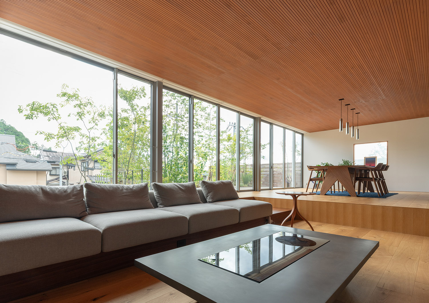 窓の外の緑が爽やかな2階リビング