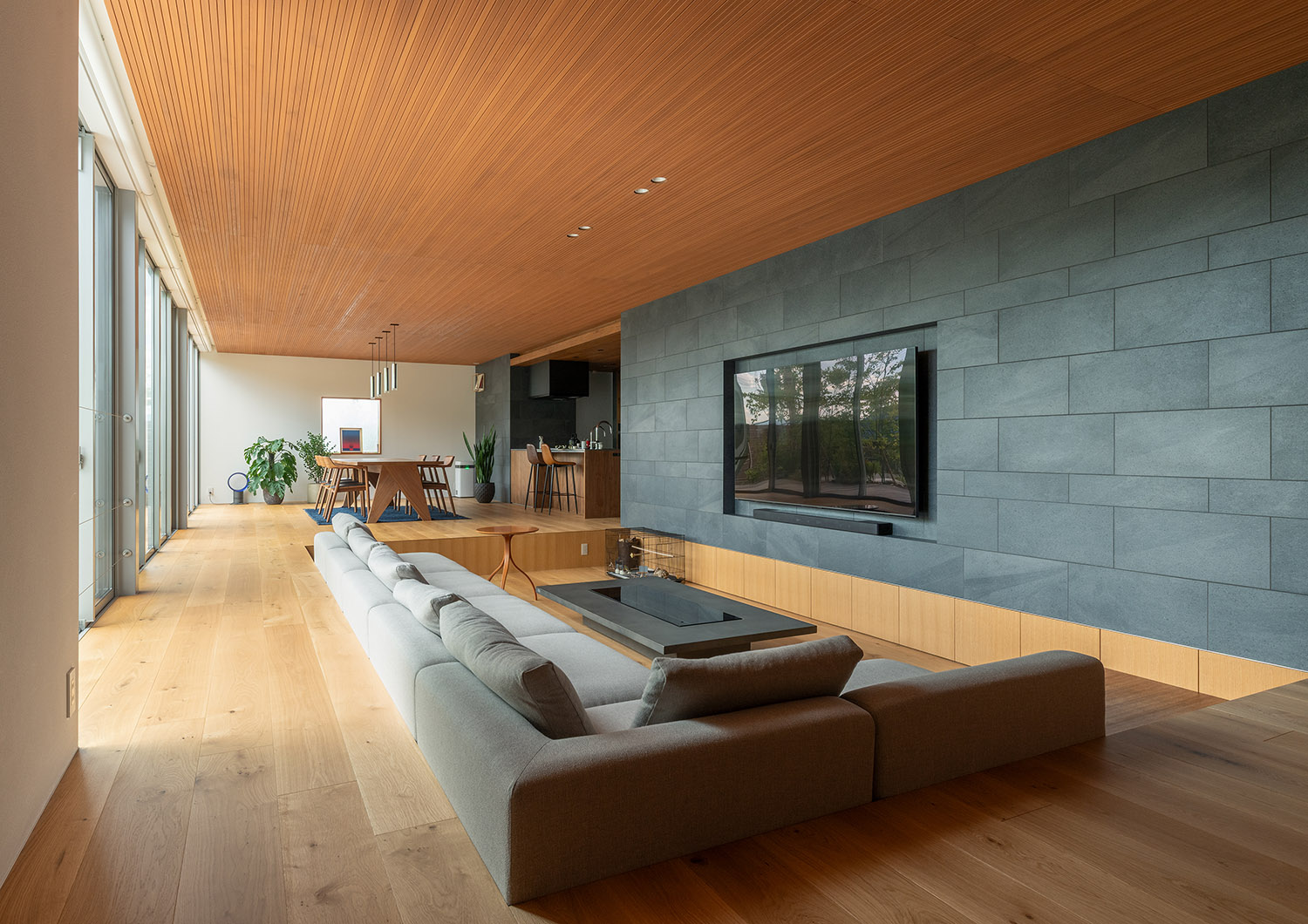 デザイン住宅建築実例_外観・注文住宅『CASE784 贅と静』の建築実例・施⼯例の写真_LDK