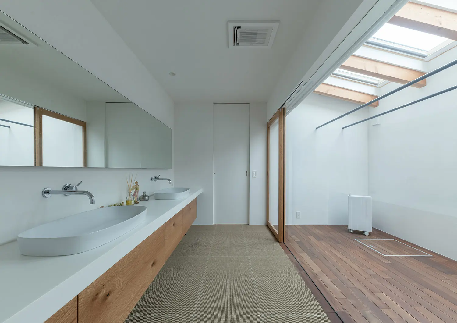 朝陽を浴びながら身支度ができる洗面所