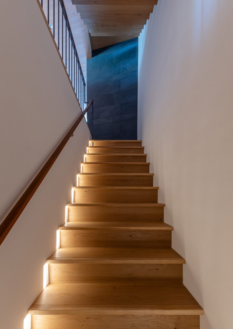 デザイン住宅建築実例_外観・注文住宅『CASE784 贅と静』の建築実例・施⼯例の写真_階段