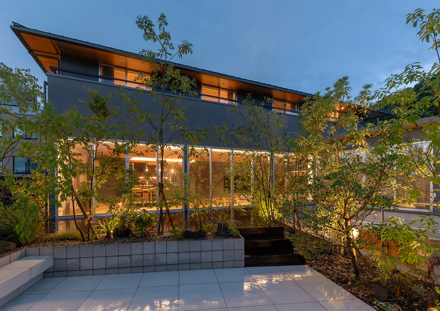 デザイン住宅建築実例_外観・注文住宅『CASE784 贅と静』の建築実例・施⼯例の写真_テラス・バルコニー