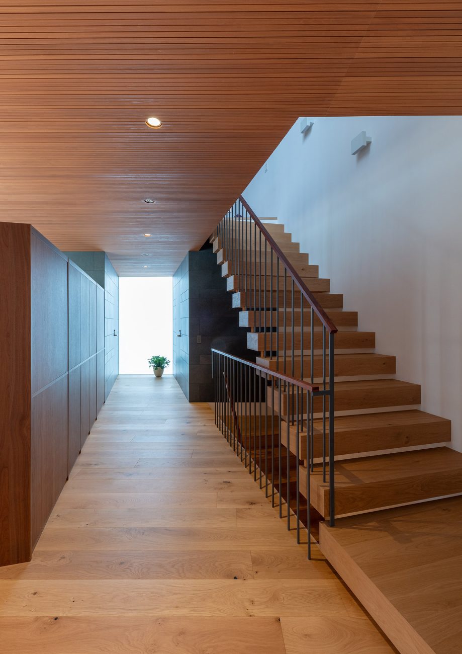 デザイン住宅建築実例_外観・注文住宅『CASE784 贅と静』の建築実例・施⼯例の写真_階段