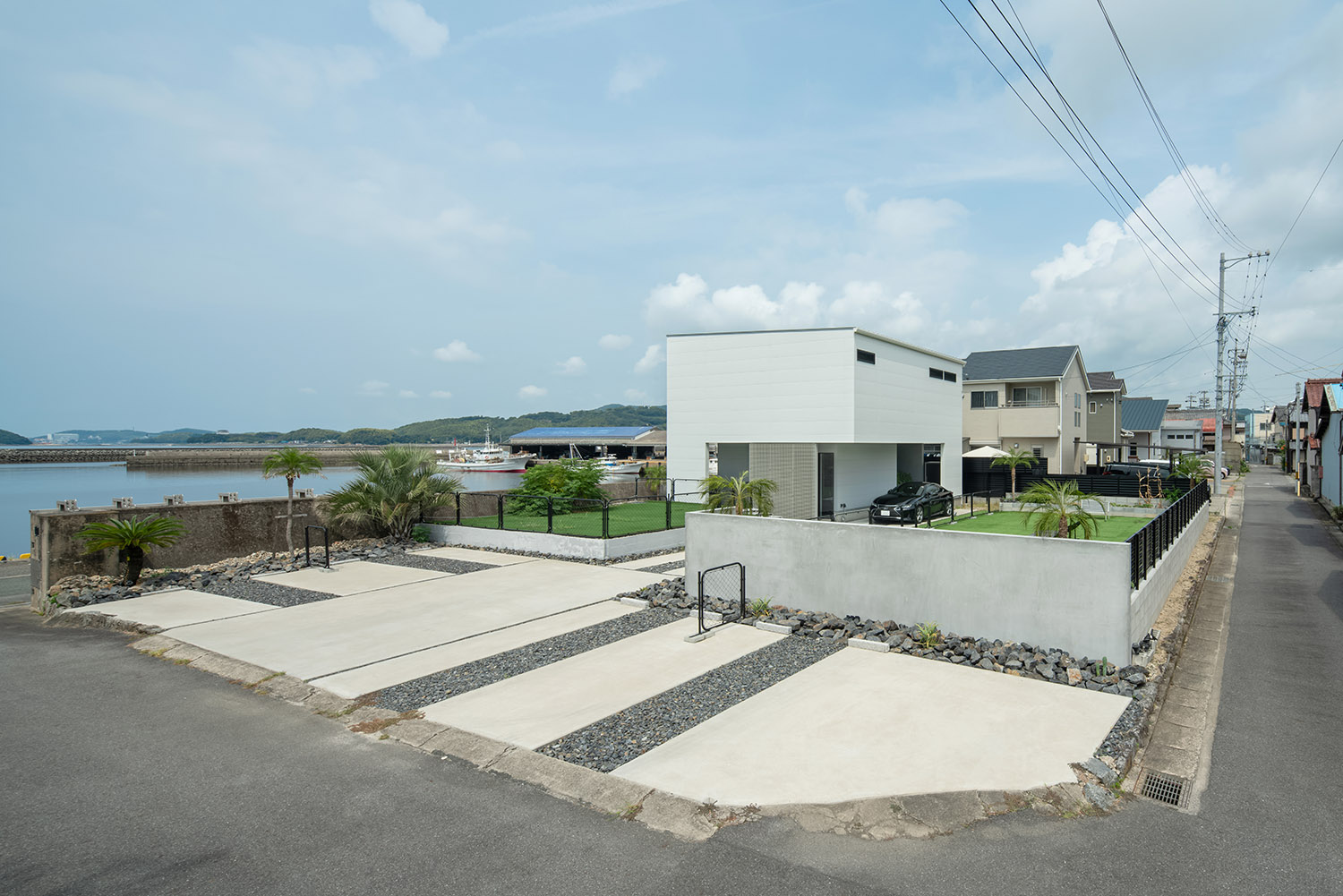 海沿いに建てられた白い外観