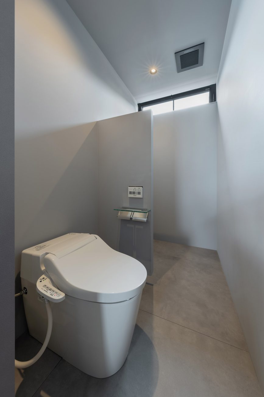 デザイン住宅建築実例_外観・注文住宅『CASE785 凪の邸』の建築実例・施⼯例の写真_トイレ