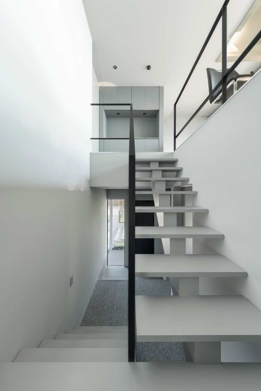 デザイン住宅建築実例_外観・注文住宅『CASE785 凪の邸』の建築実例・施⼯例の写真_階段