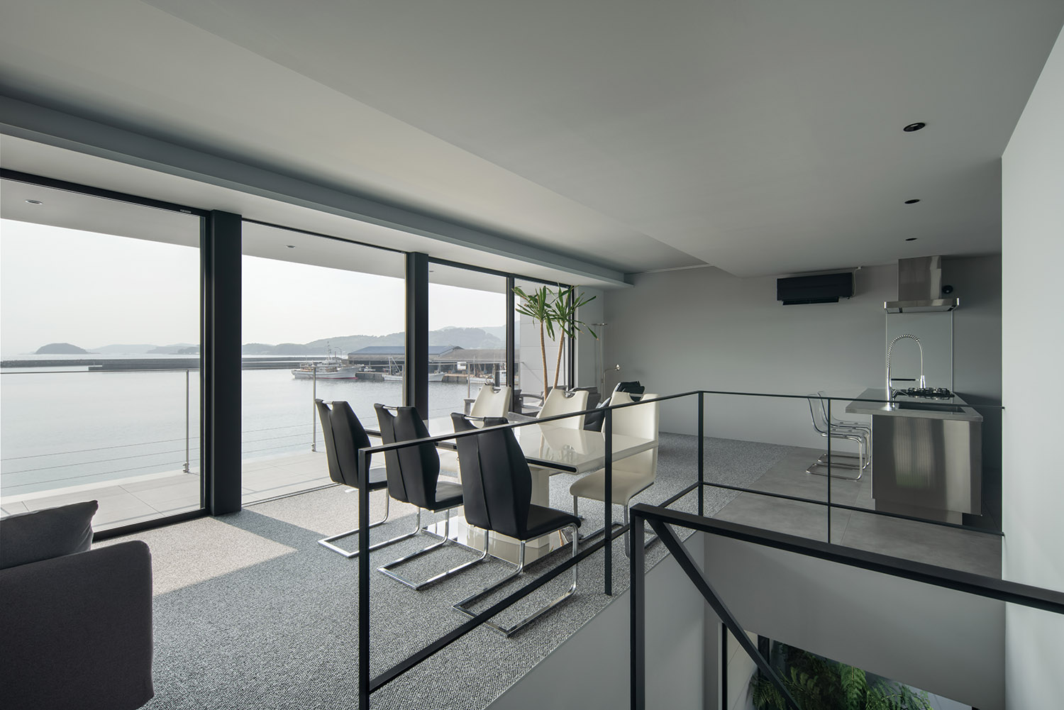 海を眺める開放的な2階リビング