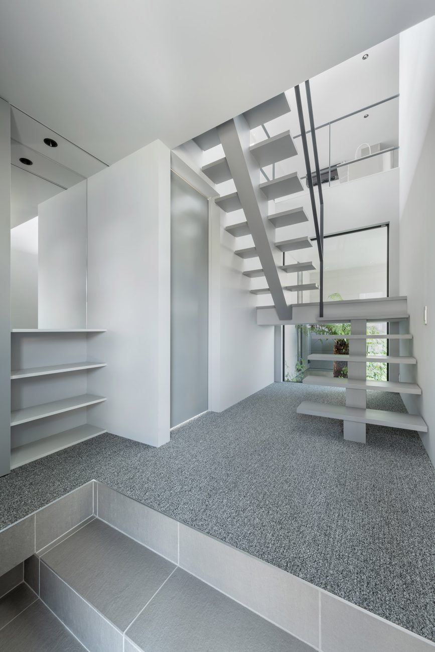 中庭の奥まで見通す開放的な吹き抜け玄関