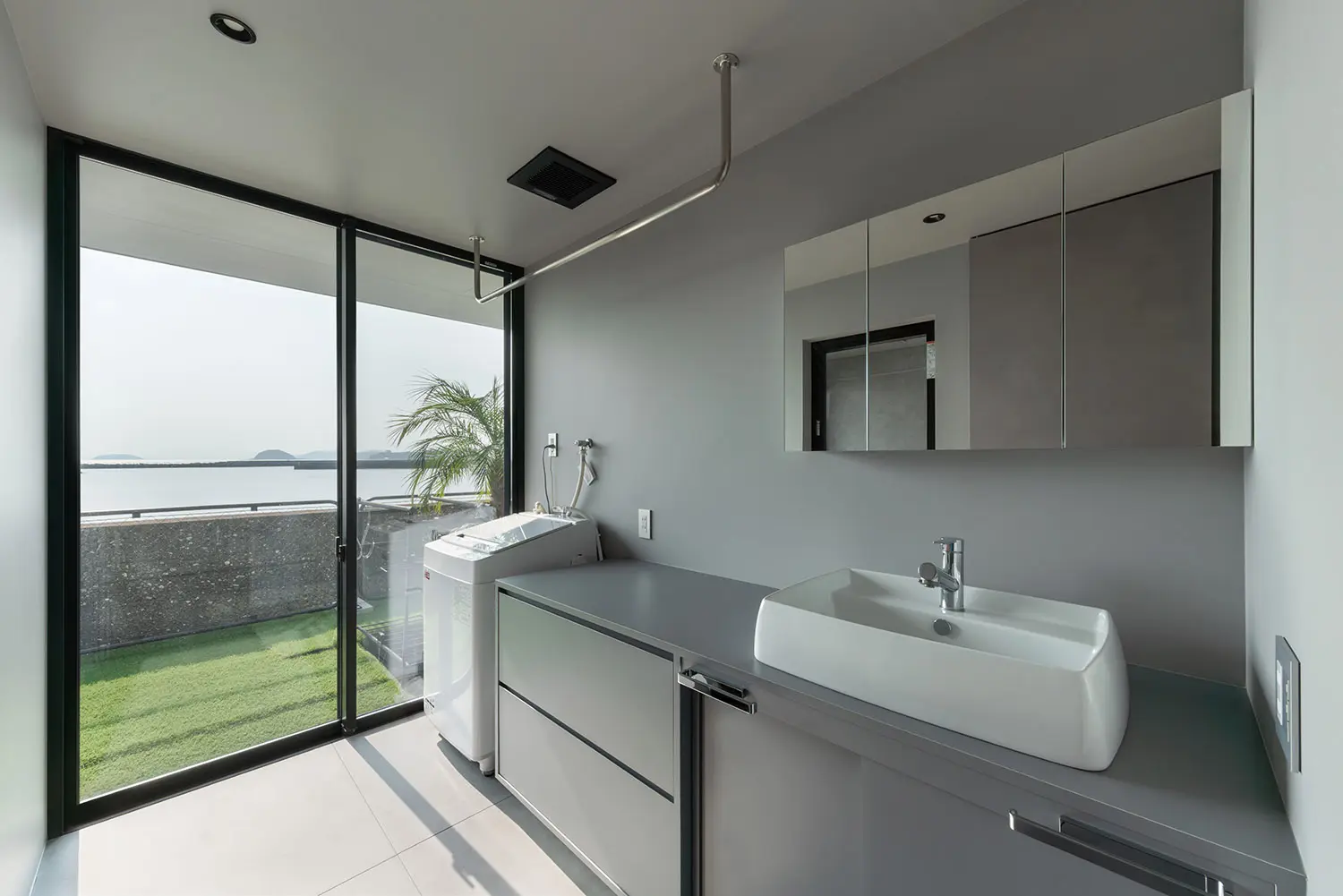 家事動線がスムーズな洗面所