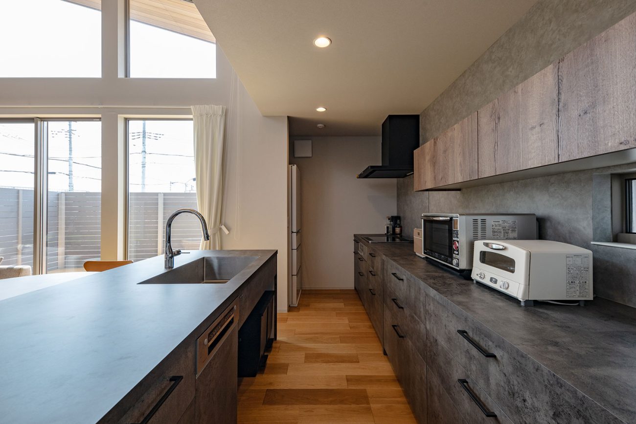 デザイン住宅建築実例_外観・注文住宅『CASE786 蒼天に抜ける家』の建築実例・施⼯例の写真_LDK