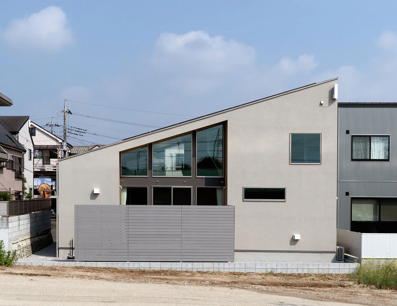 片流れ屋根の1.5階建ての家の外観