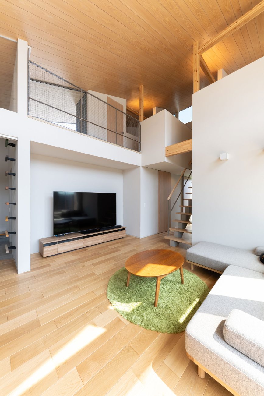 デザイン住宅建築実例_外観・注文住宅『CASE786 蒼天に抜ける家』の建築実例・施⼯例の写真_LDK