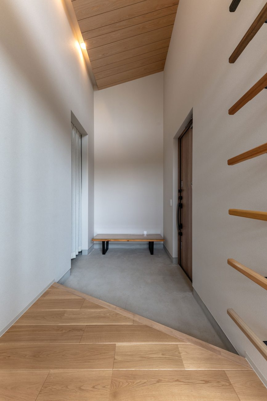 デザイン住宅建築実例_外観・注文住宅『CASE786 蒼天に抜ける家』の建築実例・施⼯例の写真_玄関