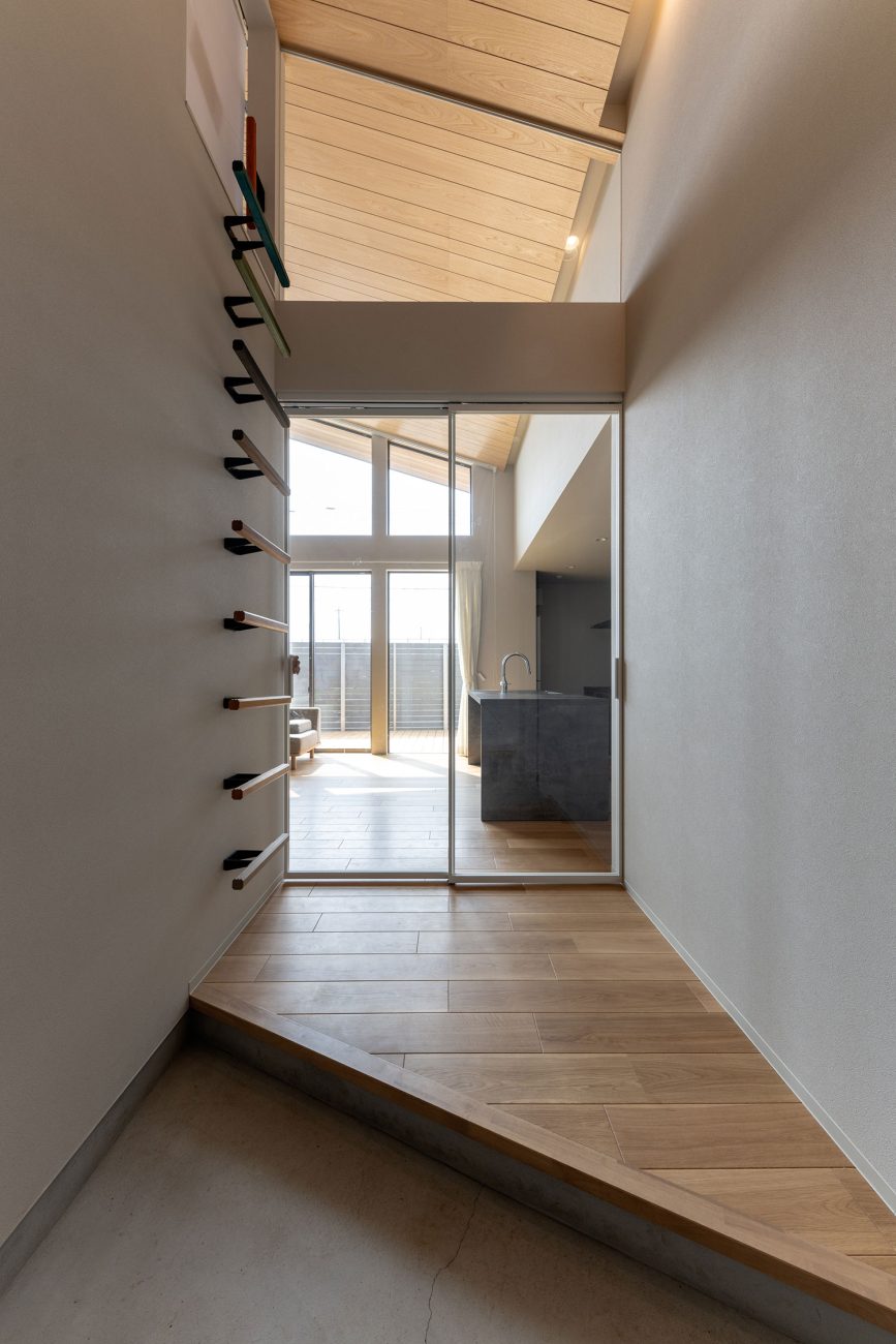 デザイン住宅建築実例_外観・注文住宅『CASE786 蒼天に抜ける家』の建築実例・施⼯例の写真_玄関