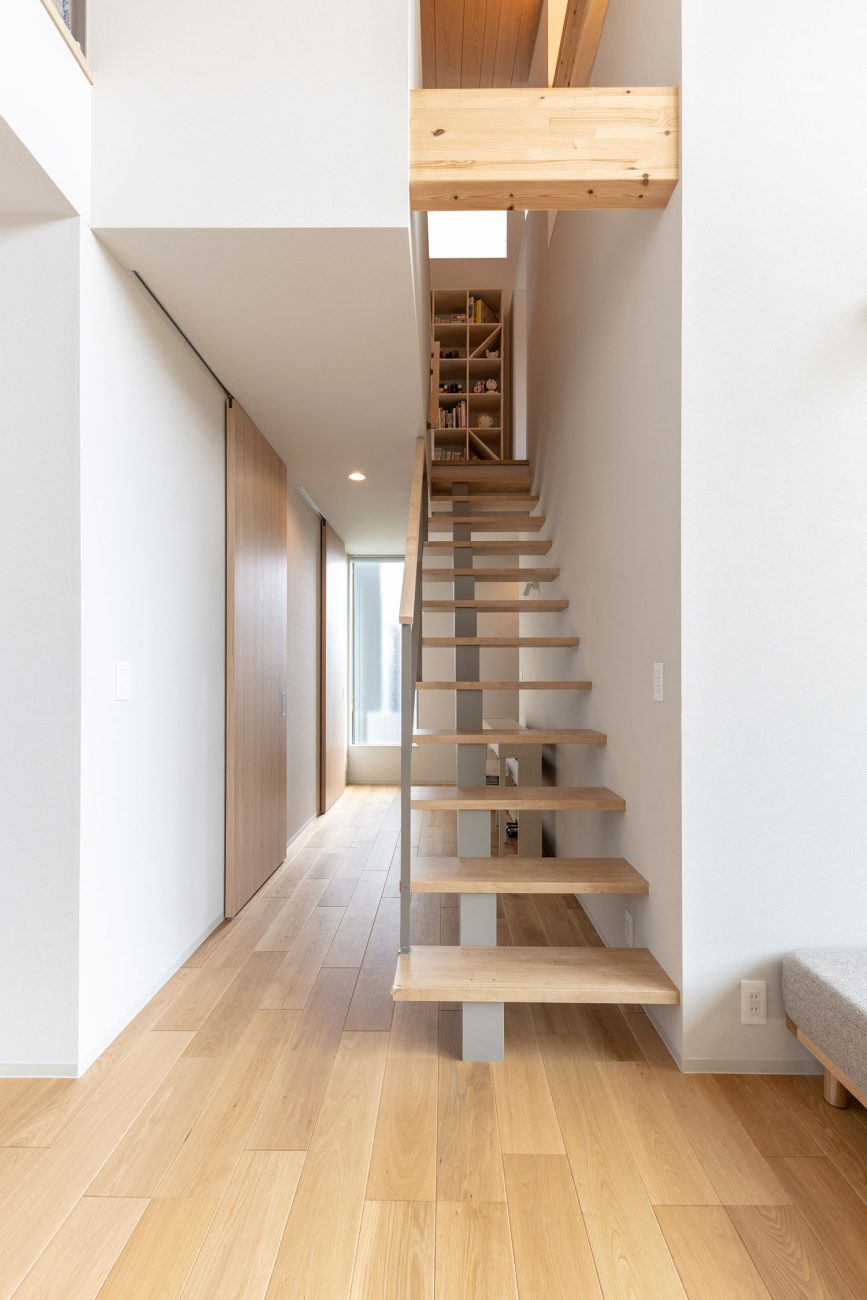 デザイン住宅建築実例_外観・注文住宅『CASE786 蒼天に抜ける家』の建築実例・施⼯例の写真_階段