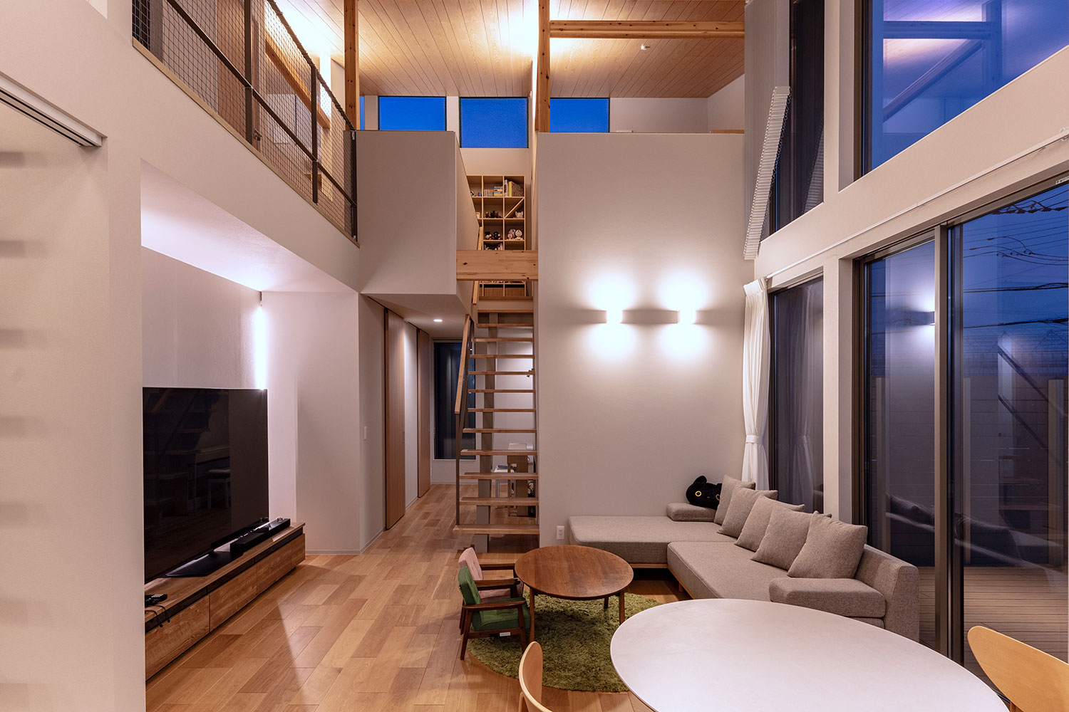 デザイン住宅建築実例_外観・注文住宅『CASE786 蒼天に抜ける家』の建築実例・施⼯例の写真_LDK