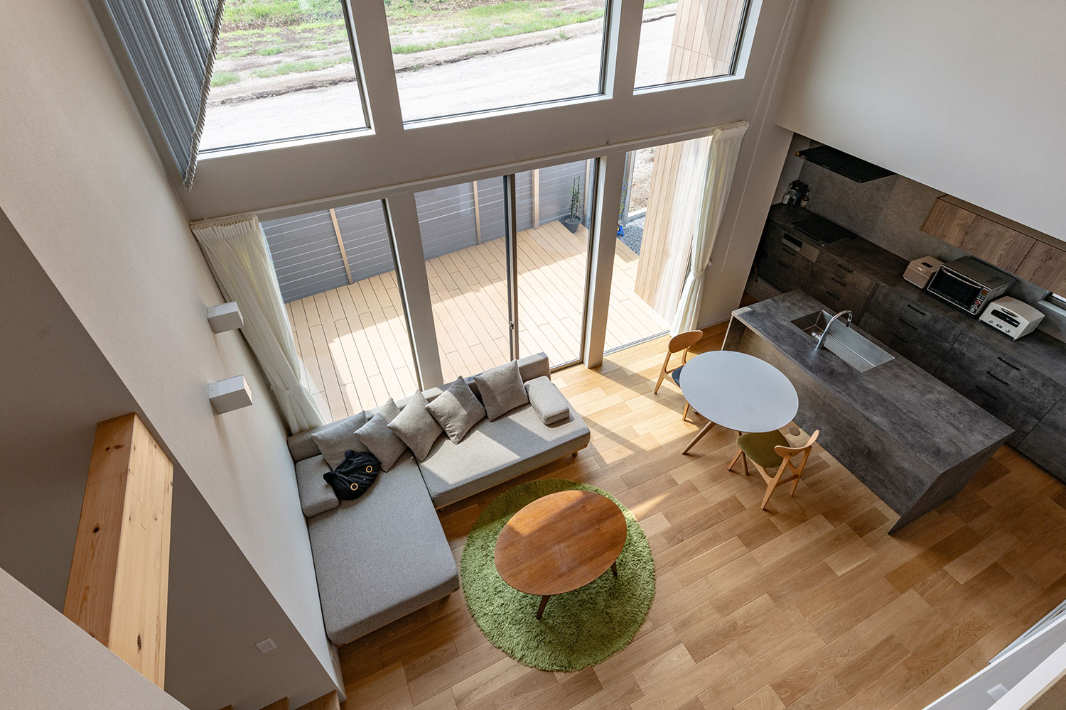 青空が見えるほど光が差し込むリビング