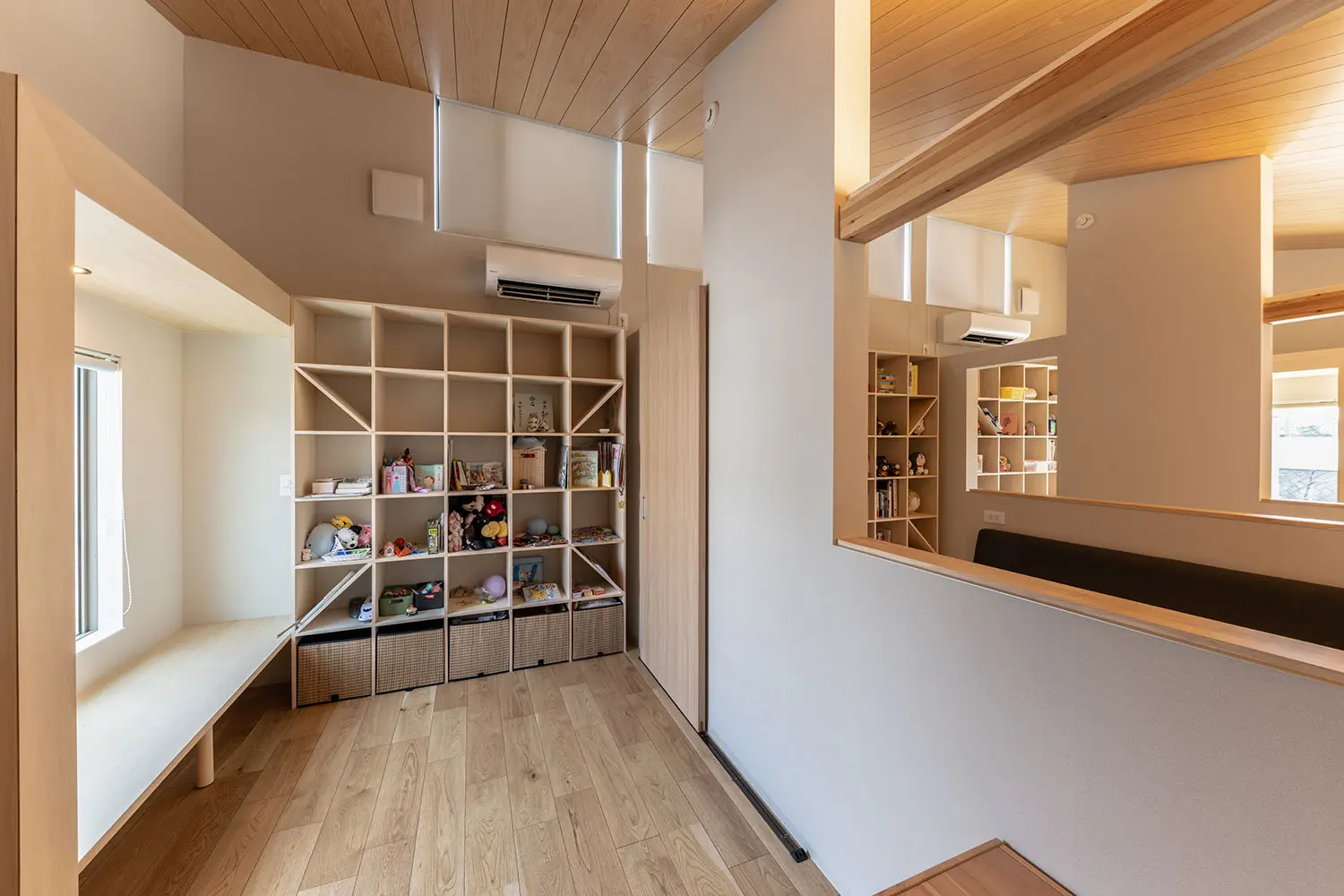 1.5階建ての上階に設けた子ども部屋の収納
