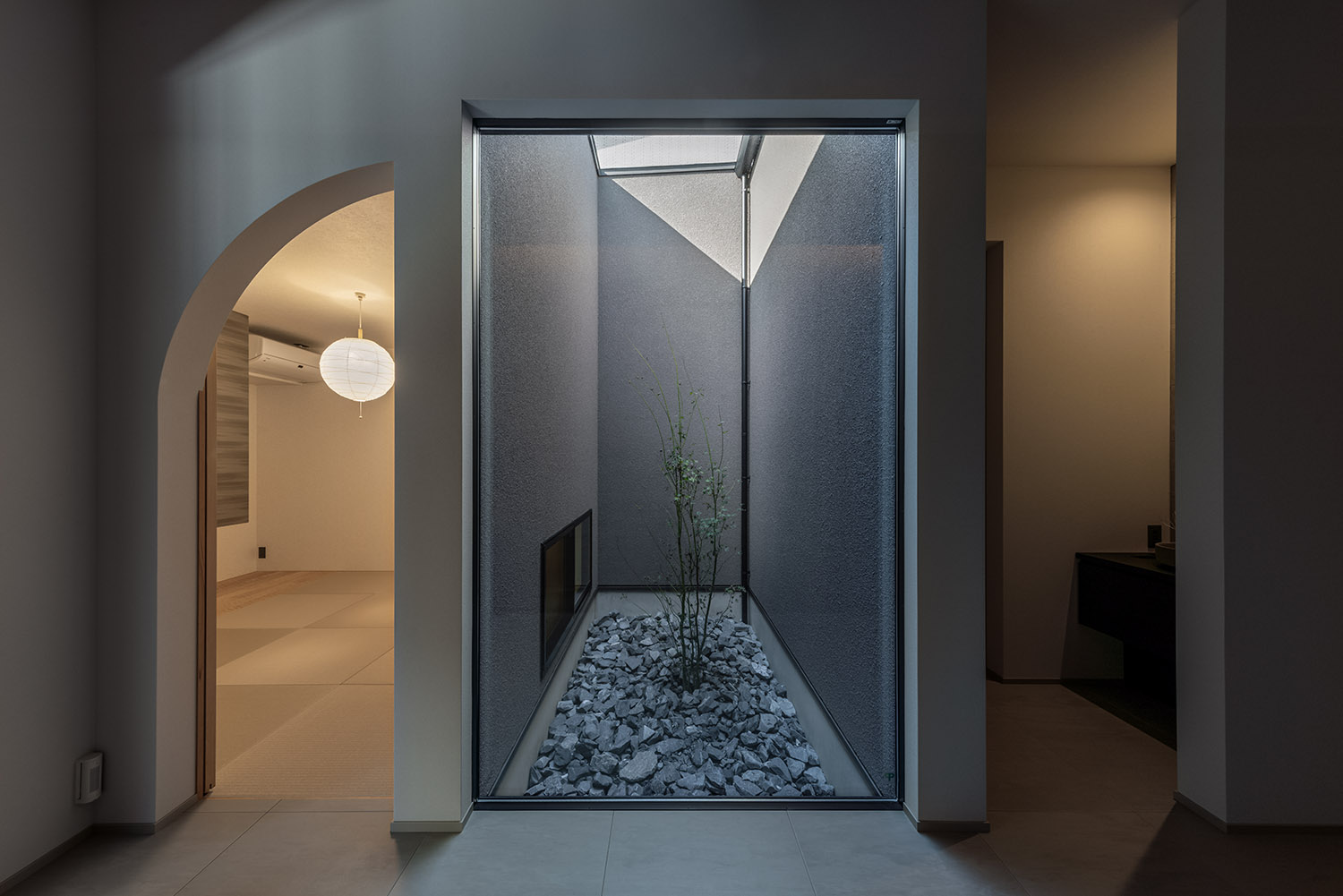 デザイン住宅建築実例_外観・注文住宅『CASE787 Monotone Nest』の建築実例・施⼯例の写真_玄関