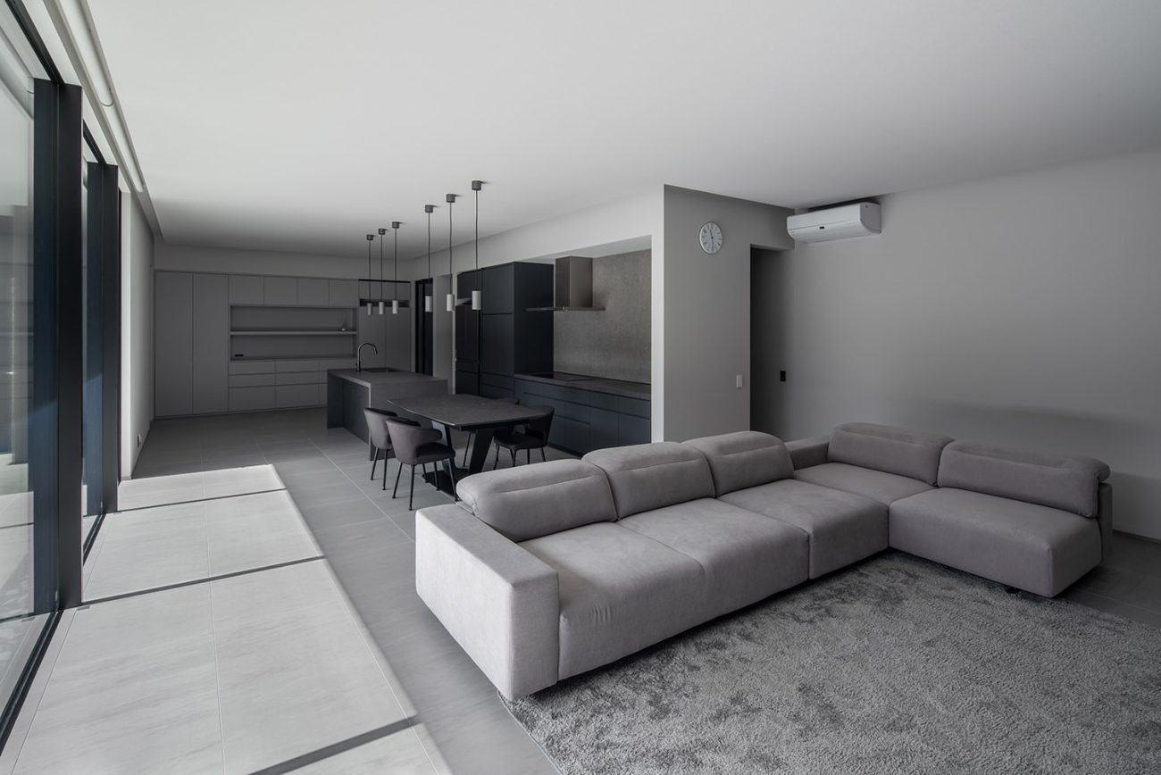 デザイン住宅建築実例_外観・注文住宅『CASE787 Monotone Nest』の建築実例・施⼯例の写真_LDK