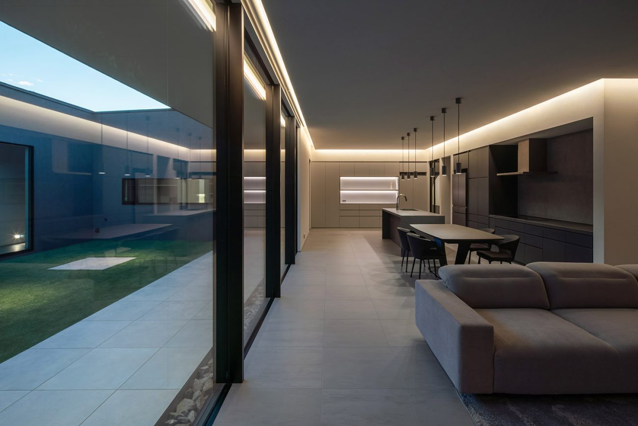 デザイン住宅建築実例_外観・注文住宅『CASE787 Monotone Nest』の建築実例・施⼯例の写真_LDK