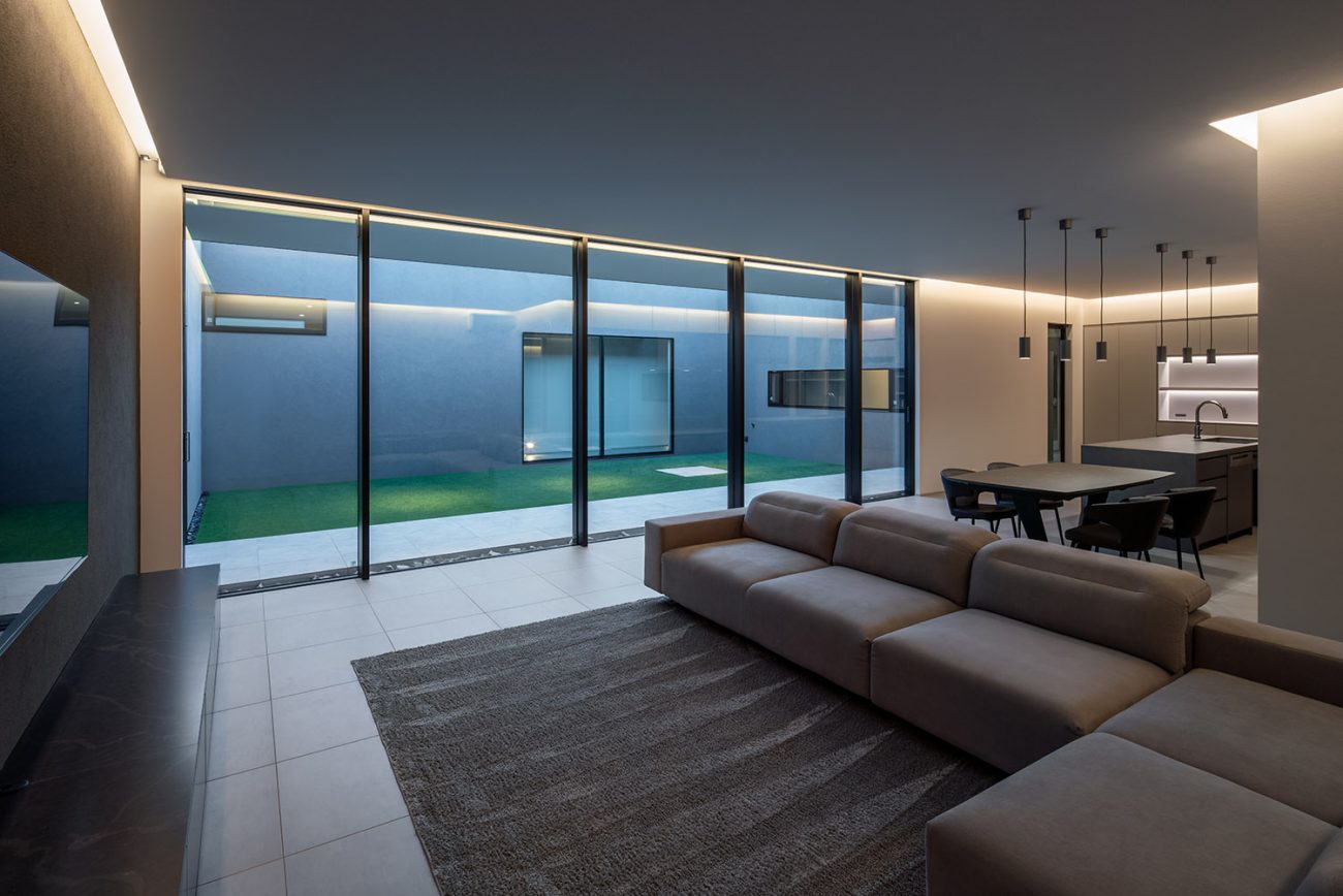 デザイン住宅建築実例_外観・注文住宅『CASE787 Monotone Nest』の建築実例・施⼯例の写真_LDK