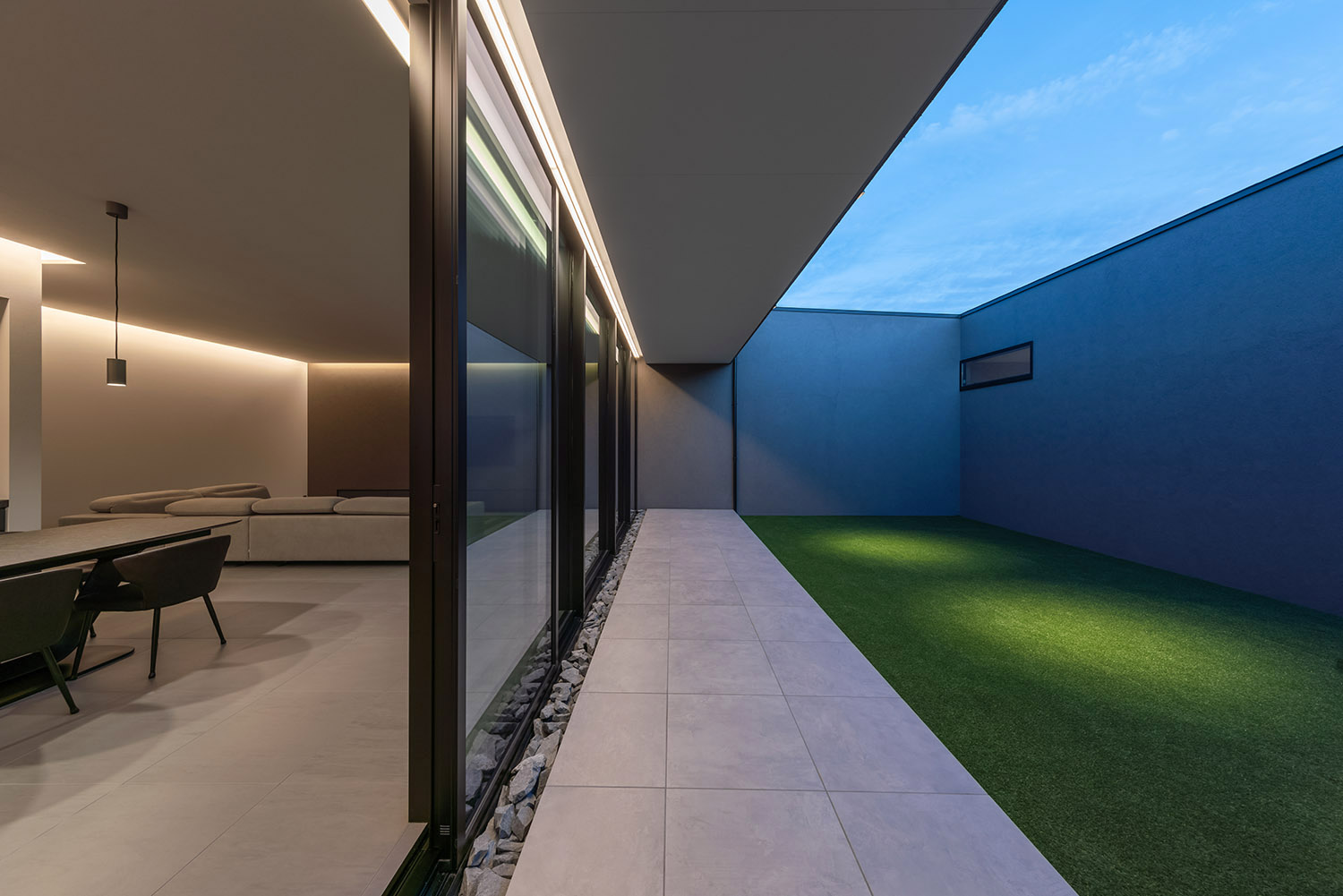 デザイン住宅建築実例_外観・注文住宅『CASE787 Monotone Nest』の建築実例・施⼯例の写真_中庭