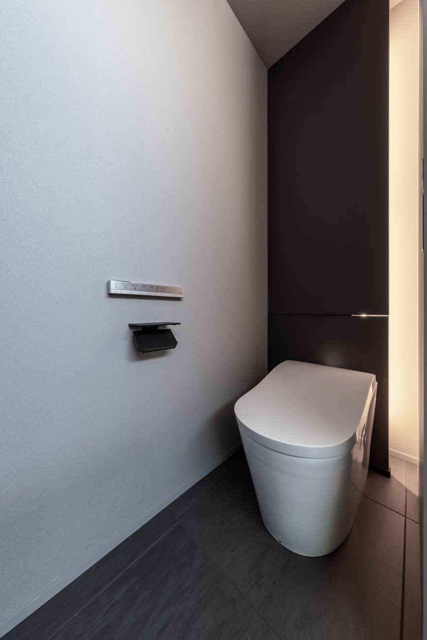 デザイン住宅建築実例_外観・注文住宅『CASE787 Monotone Nest』の建築実例・施⼯例の写真_トイレ