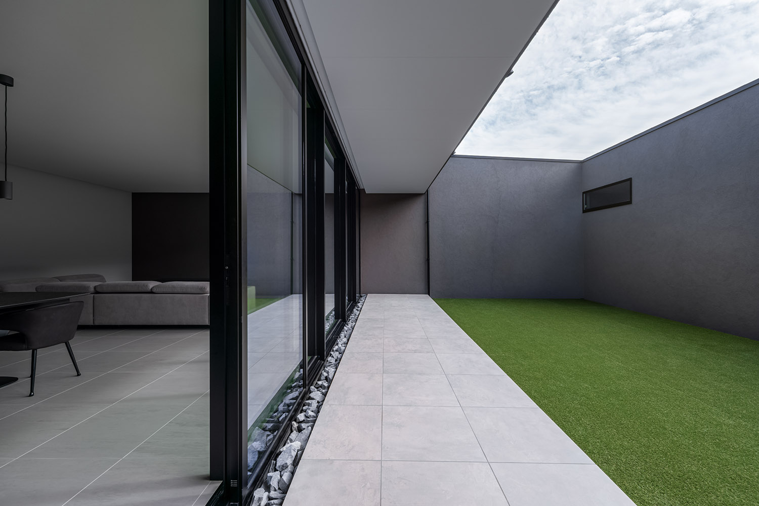 デザイン住宅建築実例_外観・注文住宅『CASE787 Monotone Nest』の建築実例・施⼯例の写真_中庭