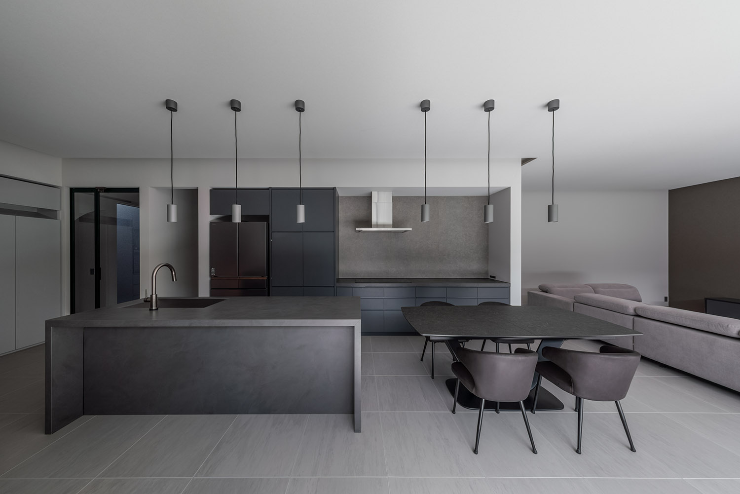 デザイン住宅建築実例_外観・注文住宅『CASE787 Monotone Nest』の建築実例・施⼯例の写真_LDK