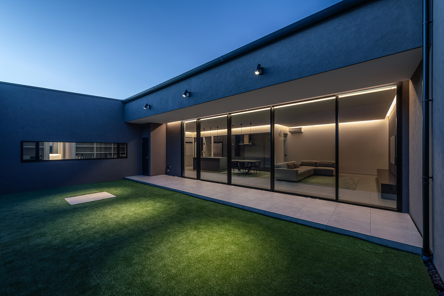 デザイン住宅建築実例_外観・注文住宅『CASE787 Monotone Nest』の建築実例・施⼯例の写真_中庭