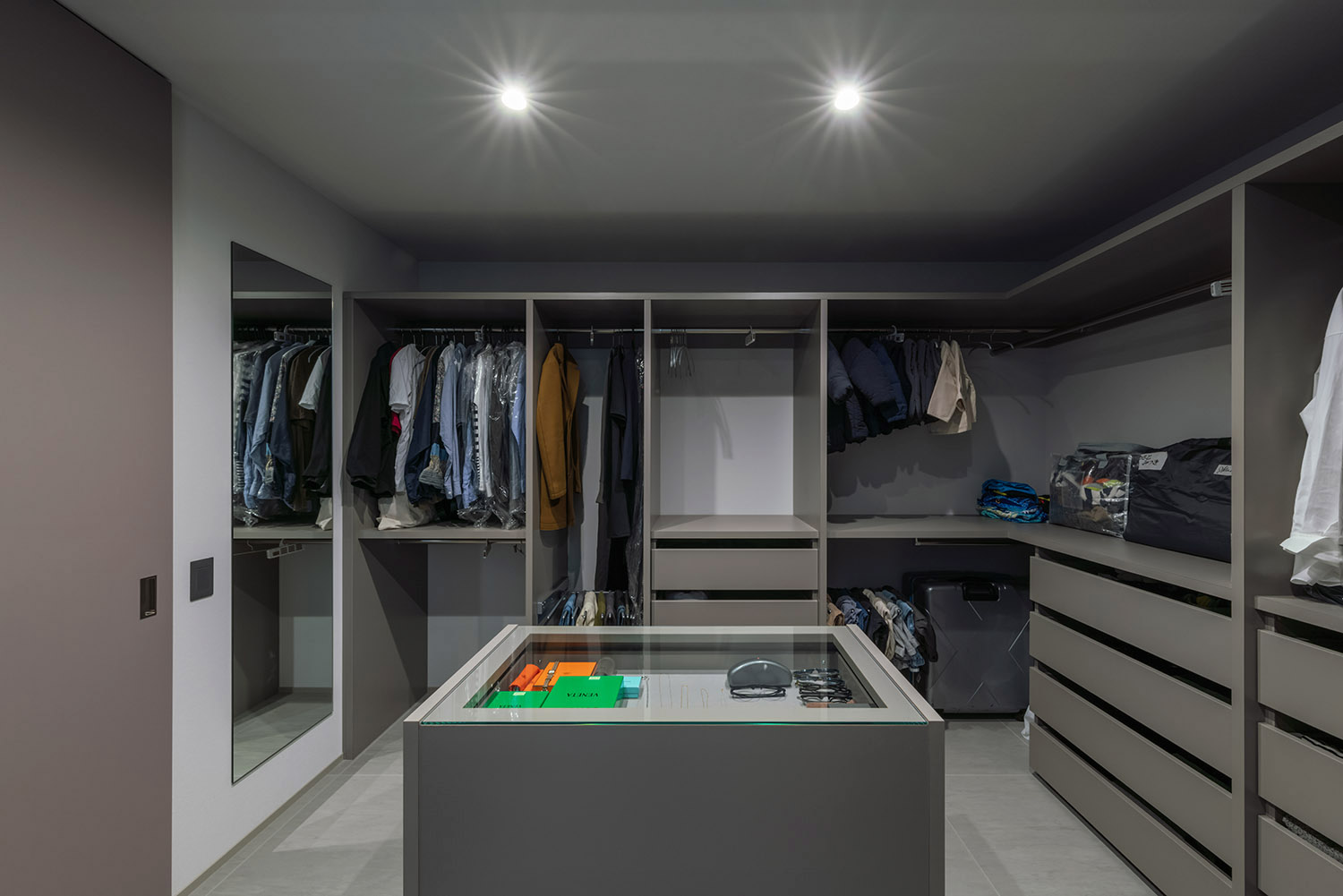 デザイン住宅建築実例_外観・注文住宅『CASE787 Monotone Nest』の建築実例・施⼯例の写真_ウォークインクローゼット